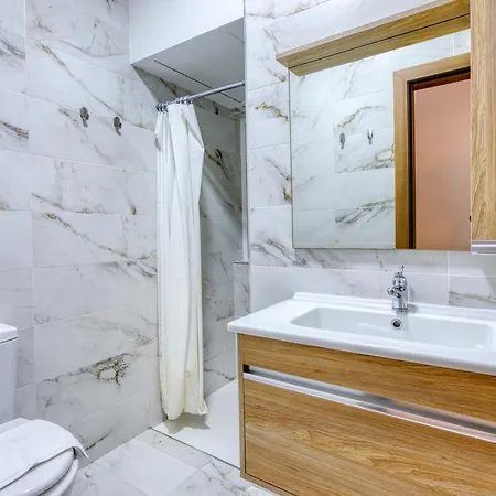 Brand New, Centrally Located In By Sf Homes דירה *
